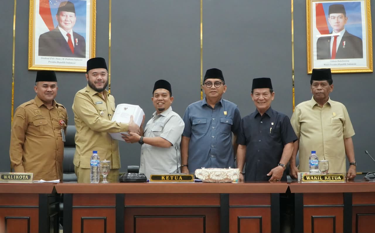 Ketua DPRD Kota Padang Muharlion saat menerima rancangan APBD Tahun 2027 dari Wali Kota Padang Fadly Amran dalam rapat paripurna DPRD Kota Padang, Senin (14/09/2026).