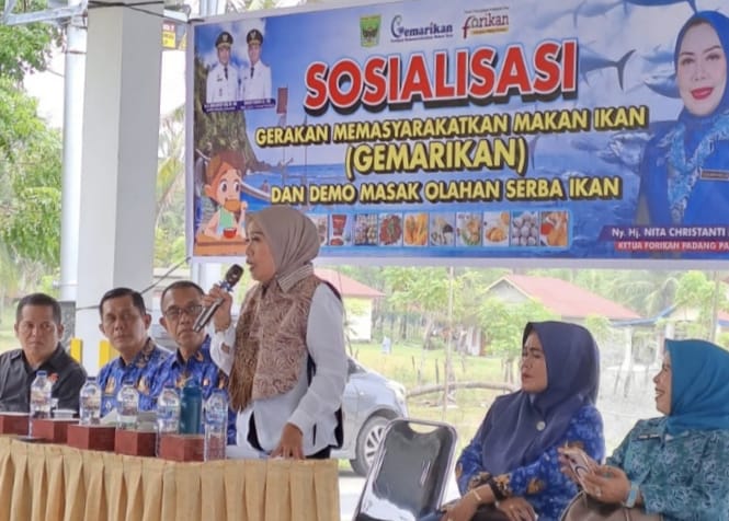 Ketua Forikan Padangpariaman Ny. Nita Kristanti Azis memberikan arahan pada acara GEMARIKAN, Kamis (17/09/2026). 