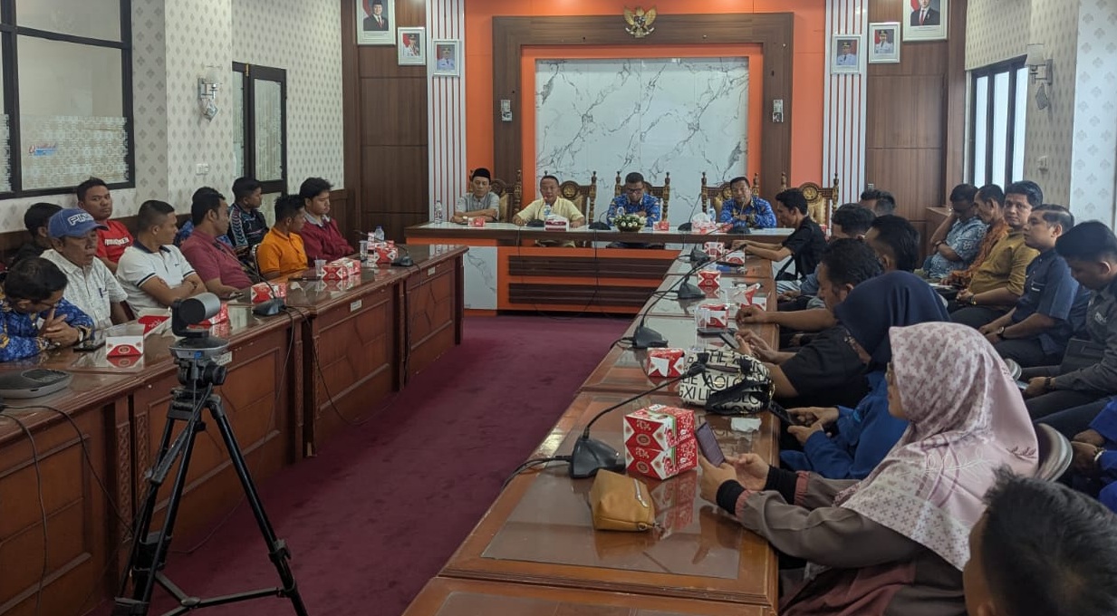 Ketua KONI Kota Pariaman Edison Trd saat memimpin rapat persiapan Porprov bersama pengurus cabor di Kota Pariaman, Kamis (17/06/2026).