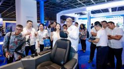 Ketua LPJK Indonesia, Insannul Kamil bersama delegasi dari Departemen Pekerjaan Umum dan Transportasi Laos, Direktorat Perumahan dan Perencanaan Kota serta perwakilan dari China Construction News saat mengunjungi Kompetisi Robot Konstruksi Guangdong, Hong Kong–Macao.