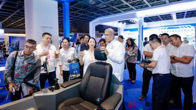 Ketua LPJK Indonesia, Insannul Kamil bersama delegasi dari Departemen Pekerjaan Umum dan Transportasi Laos, Direktorat Perumahan dan Perencanaan Kota serta perwakilan dari China Construction News saat mengunjungi Kompetisi Robot Konstruksi Guangdong, Hong Kong–Macao.