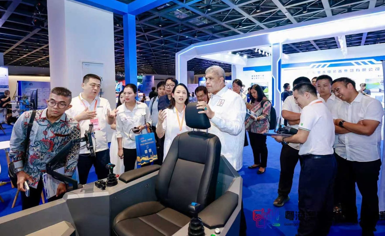 Ketua LPJK Indonesia, Insannul Kamil bersama delegasi dari Departemen Pekerjaan Umum dan Transportasi Laos, Direktorat Perumahan dan Perencanaan Kota serta perwakilan dari China Construction News saat mengunjungi Kompetisi Robot Konstruksi Guangdong, Hong Kong–Macao.