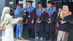 Ketua MAA Sumatera Barat Dr. Sulaiman Juned, S.Sn., M.Sn saat melaksanakan tradisi Peusijuek bagi empat mahasiswa asal Aceh yang mengikuti prosesi wisuda Periode I Tahun Akademik 2026/2027 ISI Padangpanjang di pelataran Rektorat, Selasa (15/09/2026). 