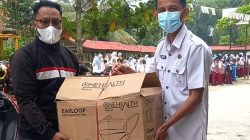 Ketua PGRI Kabupaten Solok Selatan Asbandi, S.Pd, M.Pd saat penyaluran masker kepada sekolah.