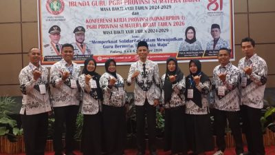 Ketua PGRI Kabupaten Solok Selatan Asbandi, S.Pd, M.Pd bersama jajaran pengurus saat kegiatan Konferensi Kerja Provinsi I, PGRI Provinsi Sumatera Barat dan Pengukuhan Ibunda Guru PGRI Provinsi Sumatera Barat di Kota Padang.
