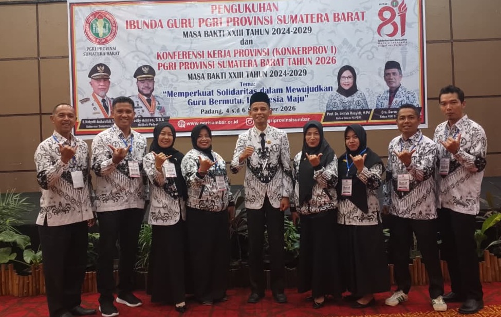 Ketua PGRI Kabupaten Solok Selatan Asbandi, S.Pd, M.Pd bersama jajaran pengurus saat kegiatan Konferensi Kerja Provinsi I, PGRI Provinsi Sumatera Barat dan Pengukuhan Ibunda Guru PGRI Provinsi Sumatera Barat di Kota Padang.