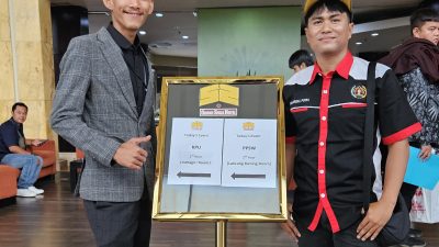 Ketua Panitia Konfercab PWI Payakumbuh-Limapuluh Kota M Farhan Faridho bersama Sekretaris Panitia Pelaksana Konferensi Fegi Andriska