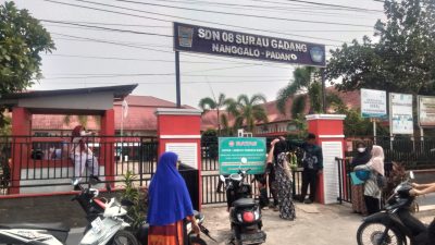 Suasana saat jam pulang sekolah di salah satu SD di Kota Padang.