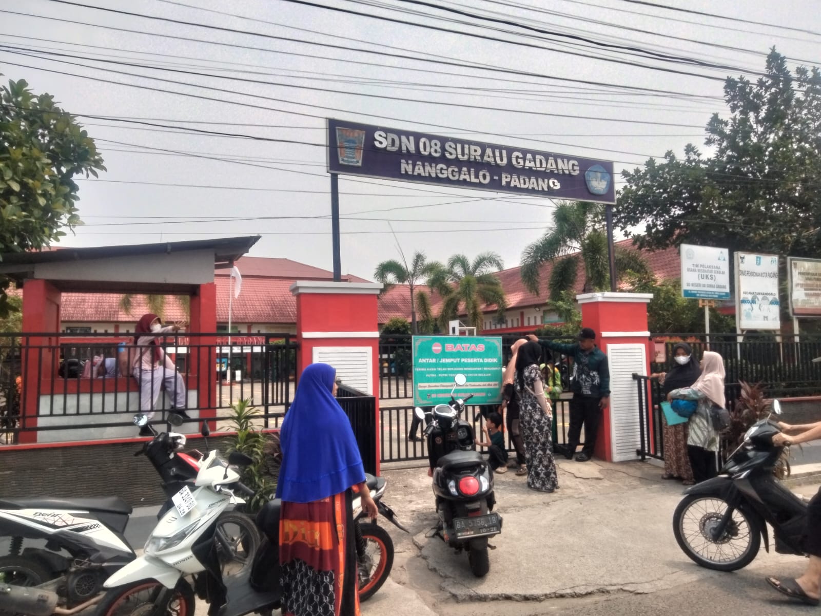 Suasana saat jam pulang sekolah di salah satu SD di Kota Padang.