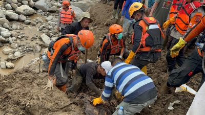 Tim SAR gabungan berhasil menemukan korban atas nama Agusra di belakang Kantor Bupati Solok pada hari kelima pencarian, Jumat (25/09/2026).