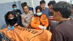 Tim SAR gabungan menemukan satu korban banjir bandang Arosuka dalam kondisi meninggal dunia di aliran Sungai Koto Gaek, Kabupaten Solok, Selasa (22/09/2026).  