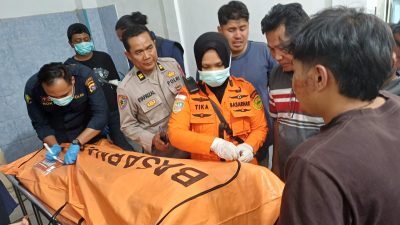 Tim SAR gabungan menemukan satu korban banjir bandang Arosuka dalam kondisi meninggal dunia di aliran Sungai Koto Gaek, Kabupaten Solok, Selasa (22/09/2026).  