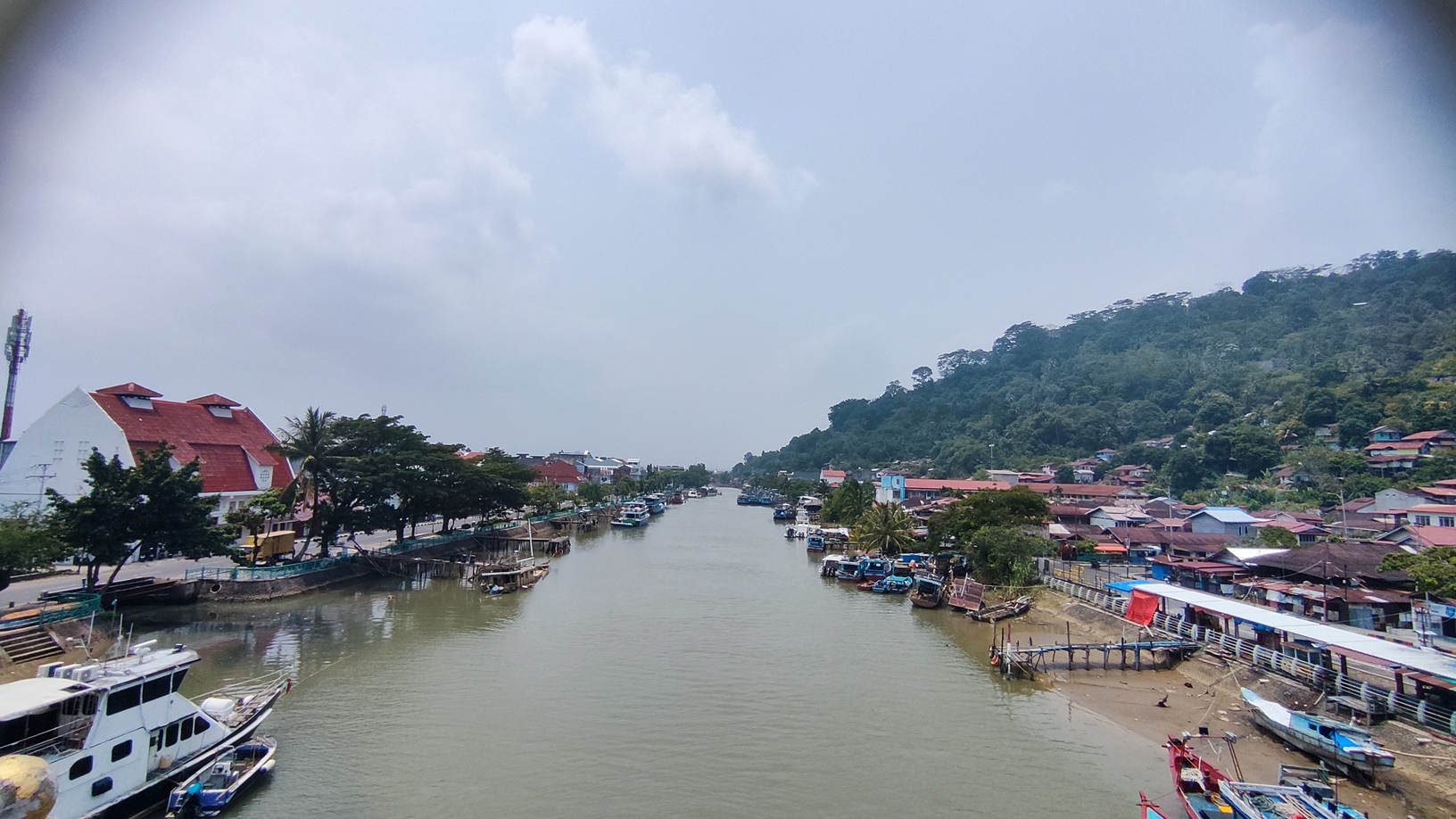 Penurunan kualitas udara yang terjadi di Kota Padang dalam beberapa waktu terakhir mulai berdampak terhadap kesehatan masyarakat, Kamis (03/09/2026).