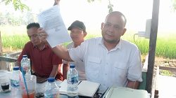 Kuasa Hukum Masrizal, Fauzan Chaniago, SH memperlihatkan Laporan Polisi penyerobotan lahan di Nagari Sunur Tengah, Kecamatan Nan Sabaris, Kabupaten Padangpariaman saat Jumpa Pers, Selasa (08/09/2026).
