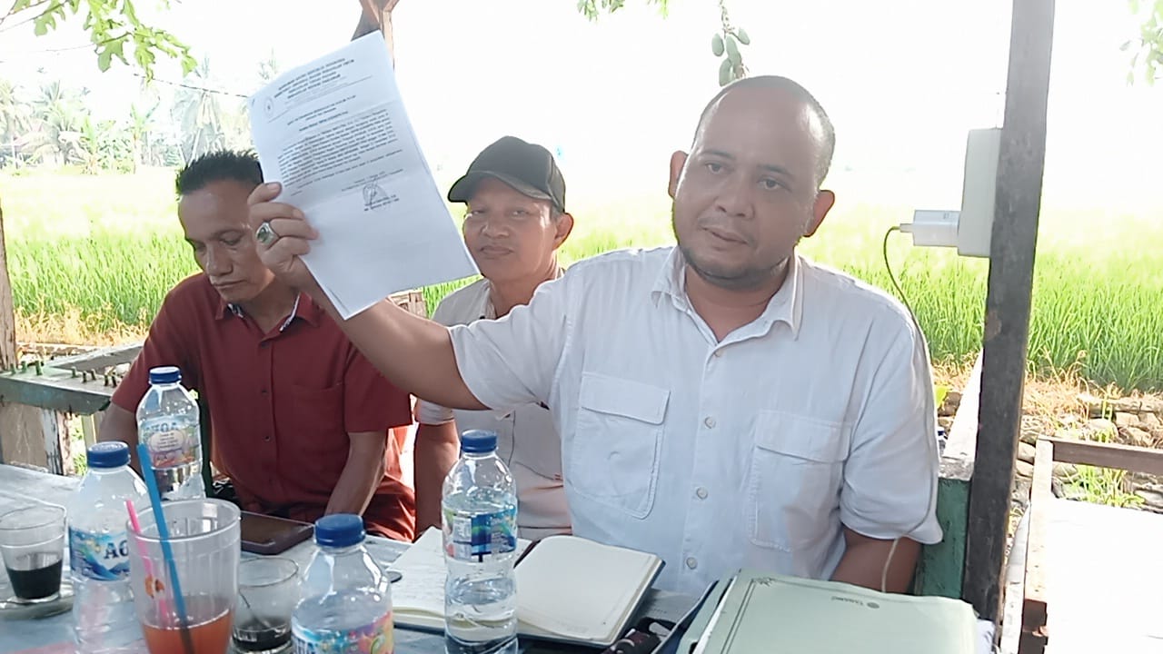 Kuasa Hukum Masrizal, Fauzan Chaniago, SH memperlihatkan Laporan Polisi penyerobotan lahan di Nagari Sunur Tengah, Kecamatan Nan Sabaris, Kabupaten Padangpariaman saat Jumpa Pers, Selasa (08/09/2026).