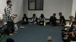 Master Fotografi Ichsan Saputra, M.Sn saat menyampaikan materi Fotografi Jurnalistik dihadapan Anggota UKM Pers Pituluik ISI Padangpanjang, Rabu (16/09/2926) malam. 