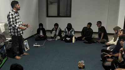 Master Fotografi Ichsan Saputra, M.Sn saat menyampaikan materi Fotografi Jurnalistik dihadapan Anggota UKM Pers Pituluik ISI Padangpanjang, Rabu (16/09/2926) malam. 