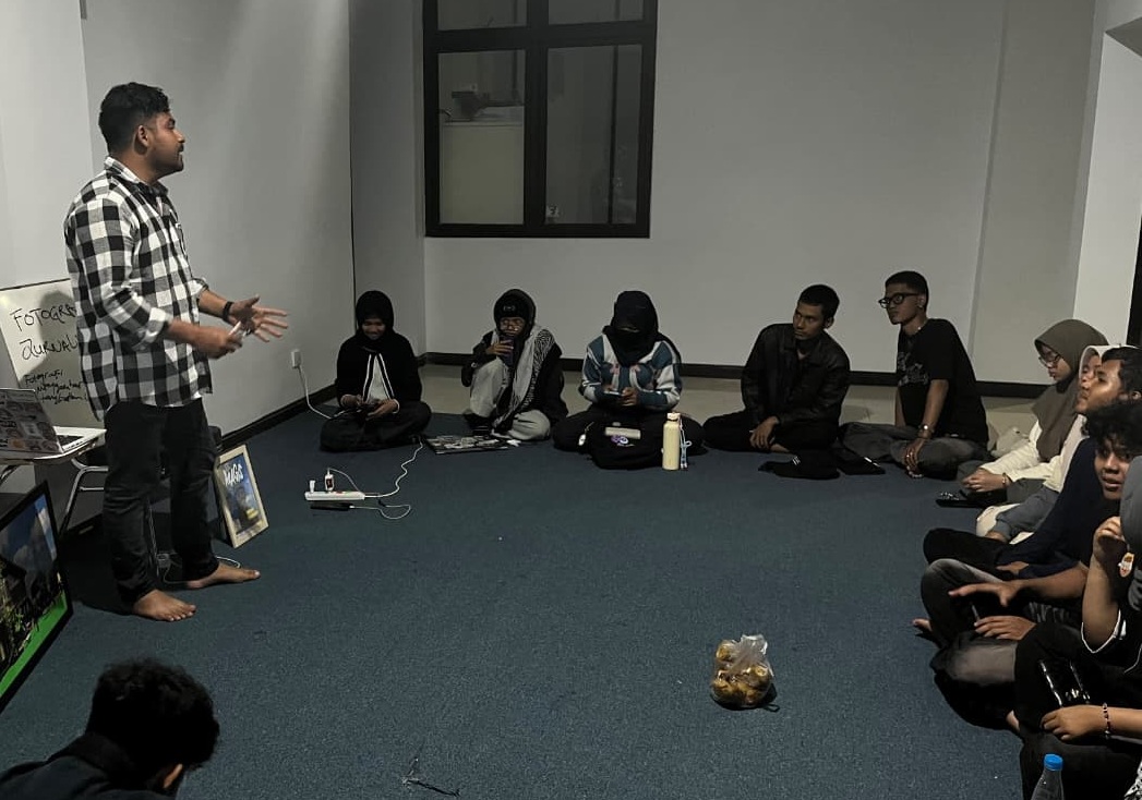 Master Fotografi Ichsan Saputra, M.Sn saat menyampaikan materi Fotografi Jurnalistik dihadapan Anggota UKM Pers Pituluik ISI Padangpanjang, Rabu (16/09/2926) malam. 