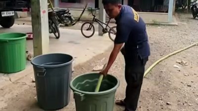 Masyarakat di Kabupaten Dharmasraya saat memenuhi kebutuhan air bersih akibat kemarau panjang yang melanda daerah itu.