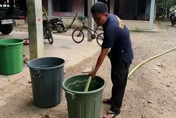 Masyarakat di Kabupaten Dharmasraya saat memenuhi kebutuhan air bersih akibat kemarau panjang yang melanda daerah itu.