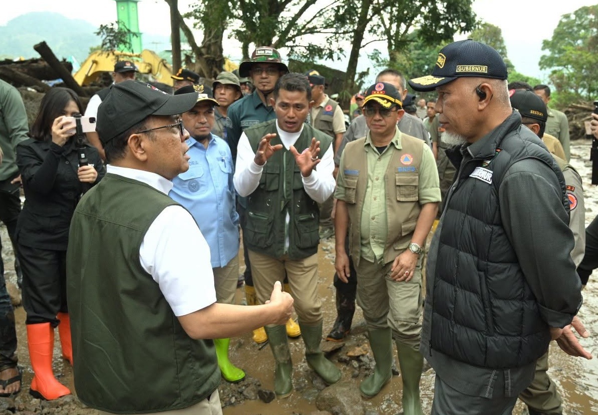 Menko PMK Pratikno didampingi Gubernur Sumbar Mahyeldi dan Bupati Solok Jon Firman Pandu saat meninjau langsung lokasi terdampak Galodo di Arosuka, Nagari Batang Barus, Kecamatan Gunung Talang, Kabupaten Solok, Kamis (24/09/2026). 