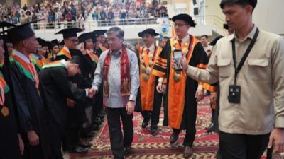 Menteri Ketenagakerjaan Prof. Ir. Yassierli, ST., MT., Ph.D. didampingi Direktur PNP Ir. Revalin Herdianto, ST., M.Sc., Ph.D menyalami wusudawan PNP usai memberikan orasi ilmiah pada Wisuda ke-72 PNP, Sabtu (26/09/2026).