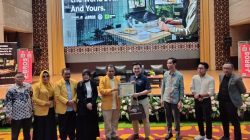 Penyerahan cindera mata oleh Consumer Business Lead NVIDIA Indonesia, Adrian Lesmono kepada Wakil Rektor I Bidang Akademik dan Kemahasiswaan UNP, Prof. Dr. Refnaldi, S.Pd., M.Litt.