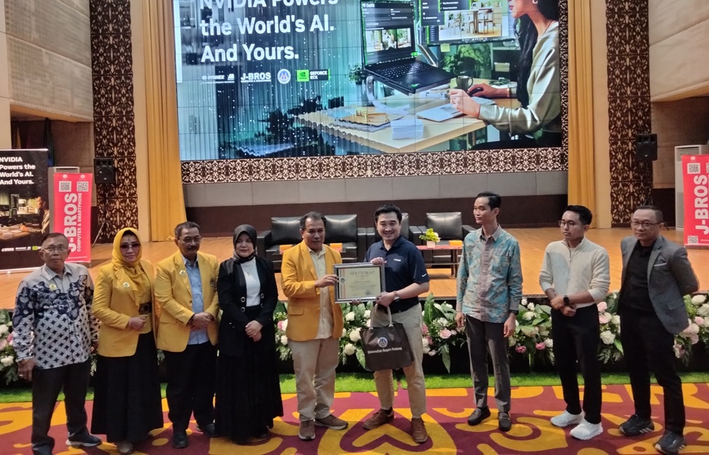 Penyerahan cindera mata oleh Consumer Business Lead NVIDIA Indonesia, Adrian Lesmono kepada Wakil Rektor I Bidang Akademik dan Kemahasiswaan UNP, Prof. Dr. Refnaldi, S.Pd., M.Litt.