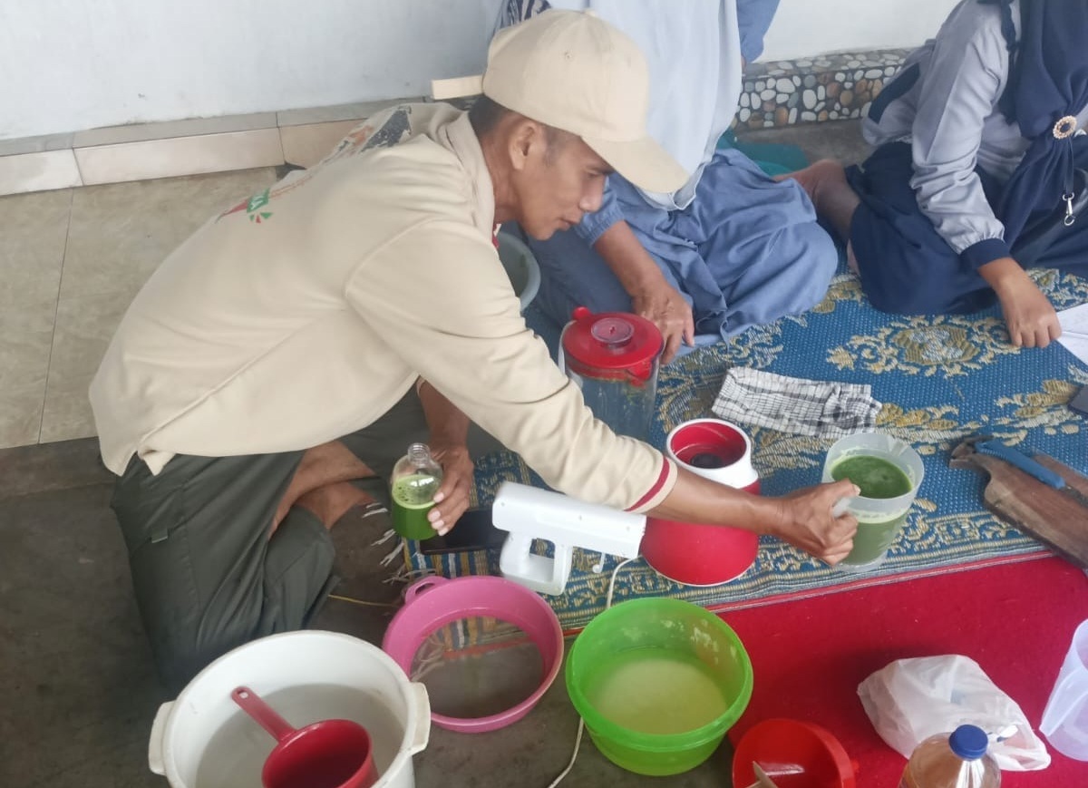 UNP memperkenalkan teknologi nanobubbles dalam pembuatan NPK organik kepada warga.