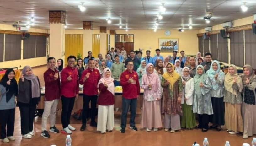 PNP bersama Polsri membekali pelaku UMKM di Palembang dengan keterampilan membuat website promosi berbasis AI melalui kegiatan PkM kolaboratif.