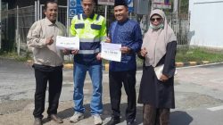 Relation Koordinator PT. SEML M. Roza bersama Wakil Humas dan Guru pelatih Futsal MAN 1 Solok Selatan Roni Handayani, S.Pd.
