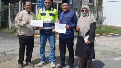 Relation Koordinator PT. SEML M. Roza bersama Wakil Humas dan Guru pelatih Futsal MAN 1 Solok Selatan Roni Handayani, S.Pd.