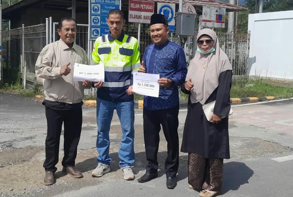 Relation Koordinator PT. SEML M. Roza bersama Wakil Humas dan Guru pelatih Futsal MAN 1 Solok Selatan Roni Handayani, S.Pd.