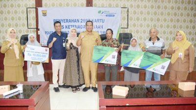 Wali Kota Pariaman Yota Balad saat menyerahkan Kartu BPJS Ketenagakerjaan kepada Pekerja Rentan di Kota Pariaman, Selasa (15/09/2026)