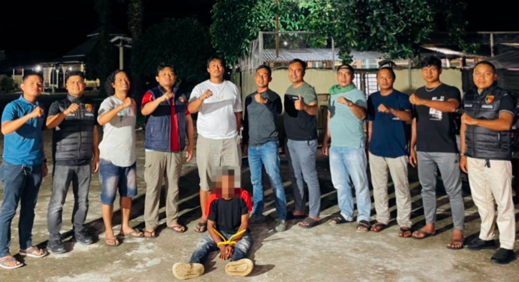 Tim Satreskrim Polres Pasaman Barat saat mengamankan pelaku persetubuhan terhadap anak di bawah umur yang juga anak tiri pelaku, Senin (21/09/2026) malam.