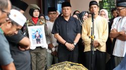 Wakil Wali Kota Elzadaswarman memimpin langsung prosesi pelepasan jenazah Kepala Dinas Tenaga Kerja dan Perindustrian (Kadisnakerin) Kota Payakumbuh, Yasril, di rumah duka kawasan Koto Nan Gadang, Sabtu (19/09/2026).