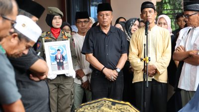 Wakil Wali Kota Elzadaswarman memimpin langsung prosesi pelepasan jenazah Kepala Dinas Tenaga Kerja dan Perindustrian (Kadisnakerin) Kota Payakumbuh, Yasril, di rumah duka kawasan Koto Nan Gadang, Sabtu (19/09/2026).