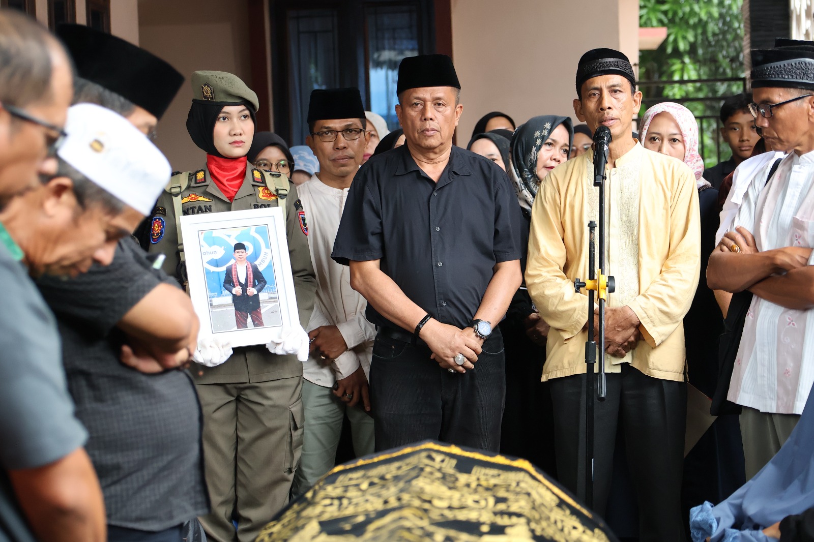 Wakil Wali Kota Elzadaswarman memimpin langsung prosesi pelepasan jenazah Kepala Dinas Tenaga Kerja dan Perindustrian (Kadisnakerin) Kota Payakumbuh, Yasril, di rumah duka kawasan Koto Nan Gadang, Sabtu (19/09/2026).