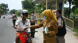 Pembagian masker gratis kepada masyarakat sebagai antisipasi penurunan kualitas udara di Kota Padang, Senin (07/09/2026).