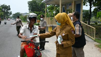 Pembagian masker gratis kepada masyarakat sebagai antisipasi penurunan kualitas udara di Kota Padang, Senin (07/09/2026).