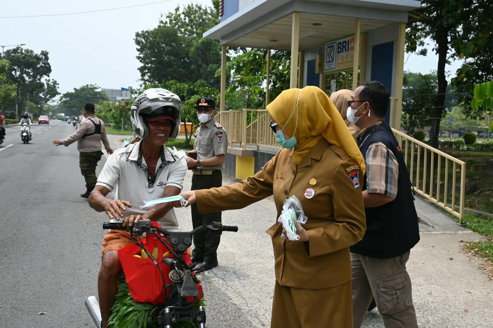 Pembagian masker gratis kepada masyarakat sebagai antisipasi penurunan kualitas udara di Kota Padang, Senin (07/09/2026).