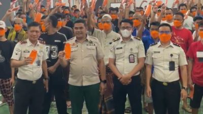 Kepala BPBD Kesbangpol Kota Padangpanjang Mihandrik bersama Kepala Rutan Kelas IIB Padangpanjang Novri Abbas saat pembagian masker kepada warga binaan di Rutan Padangpanjang, Selasa (08/09/2026).