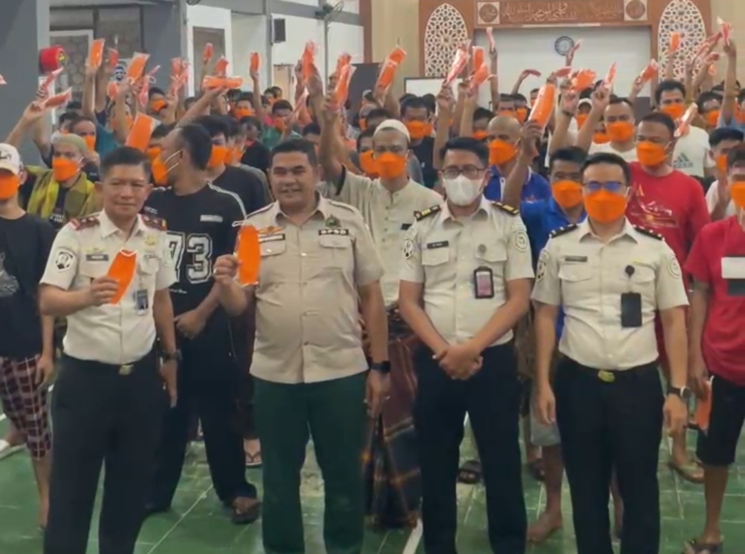Kepala BPBD Kesbangpol Kota Padangpanjang Mihandrik bersama Kepala Rutan Kelas IIB Padangpanjang Novri Abbas saat pembagian masker kepada warga binaan di Rutan Padangpanjang, Selasa (08/09/2026).