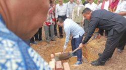 Teks Foto: Bupati Tanahdatar Eka Putra melakukan peletakan batu pertama pembangunan Rumah Gadang IKTD Tanjung Pinang, Minggu (06/09/2026).