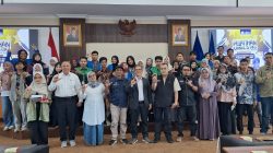 Rektor ISI Padangpanjang Dr. Febri Yulika bersama pembimbing LPM Pers Pituluik Dr. Sulaiman Juned, S.Sn., M.Sn, peserta PJTM dan narasumber usai pembukaan kegiatan, Senin (28/09/2026).  