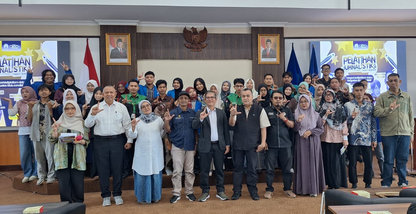 Rektor ISI Padangpanjang Dr. Febri Yulika bersama pembimbing LPM Pers Pituluik Dr. Sulaiman Juned, S.Sn., M.Sn, peserta PJTM dan narasumber usai pembukaan kegiatan, Senin (28/09/2026).  