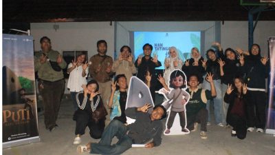 Kegiatan Screening Film yang dilaksanakan kerjasama Devata Studio dengan Kelompok 38 KKN Sunyai Nyalo Mahasiswa ISI Padangpanjang di Lapangan DKV, Sabtu (05/09/2026) malam.