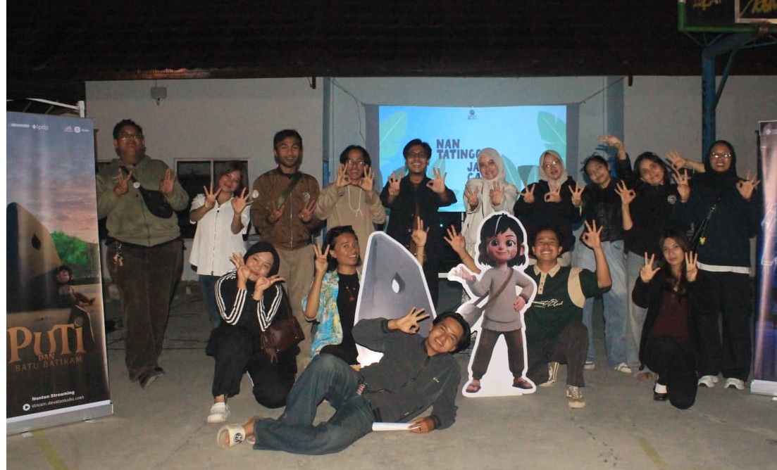 Kegiatan Screening Film yang dilaksanakan kerjasama Devata Studio dengan Kelompok 38 KKN Sunyai Nyalo Mahasiswa ISI Padangpanjang di Lapangan DKV, Sabtu (05/09/2026) malam.
