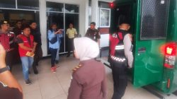 Tersangka kasus korupsi rekontruksi jalan saat dibawa penyidik ke menuju Rutan Kelas IIB Padangpanjang, Senin (14/09/2026)