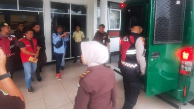 Tersangka kasus korupsi rekontruksi jalan saat dibawa penyidik ke menuju Rutan Kelas IIB Padangpanjang, Senin (14/09/2026)
